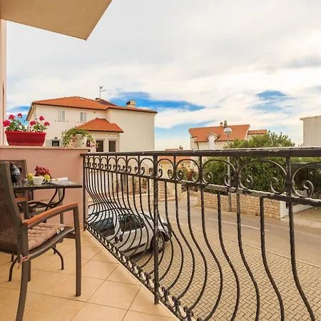 La E Bella アパート フヴァル