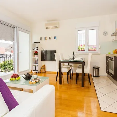 Apartman La E Bella *