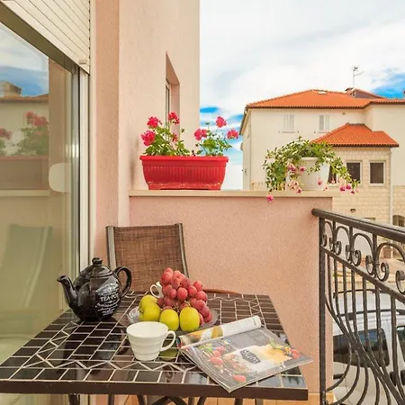 La E Bella Hvar Town