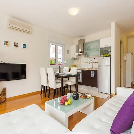 La E Bella Hvar Town