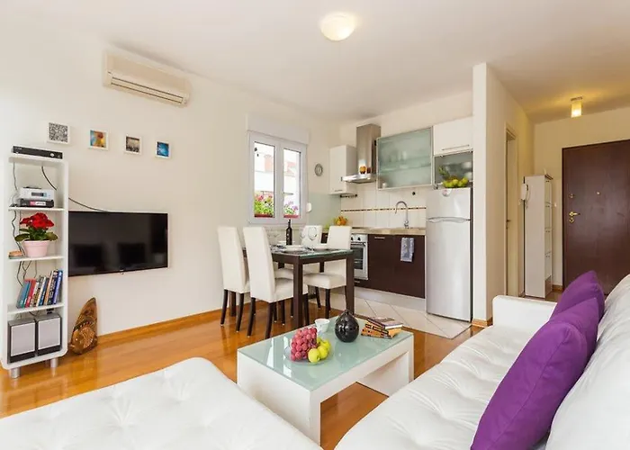 La E Bella Hvar Town